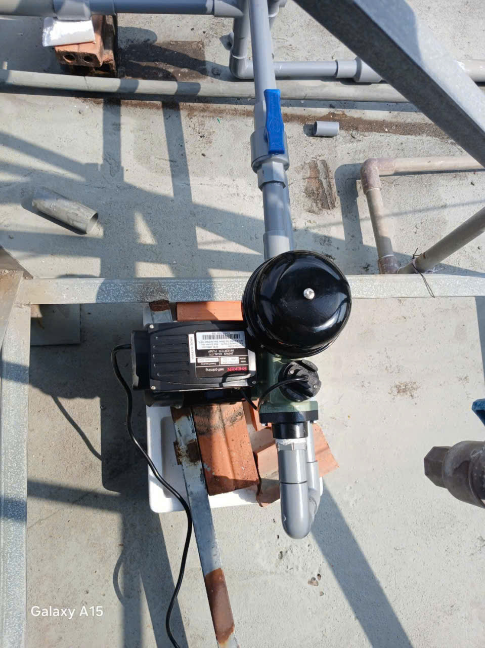 Lắp đặt máy nước nóng NLMT tại Quận 5, HCM – Giải pháp cho mùa mưa lạnh