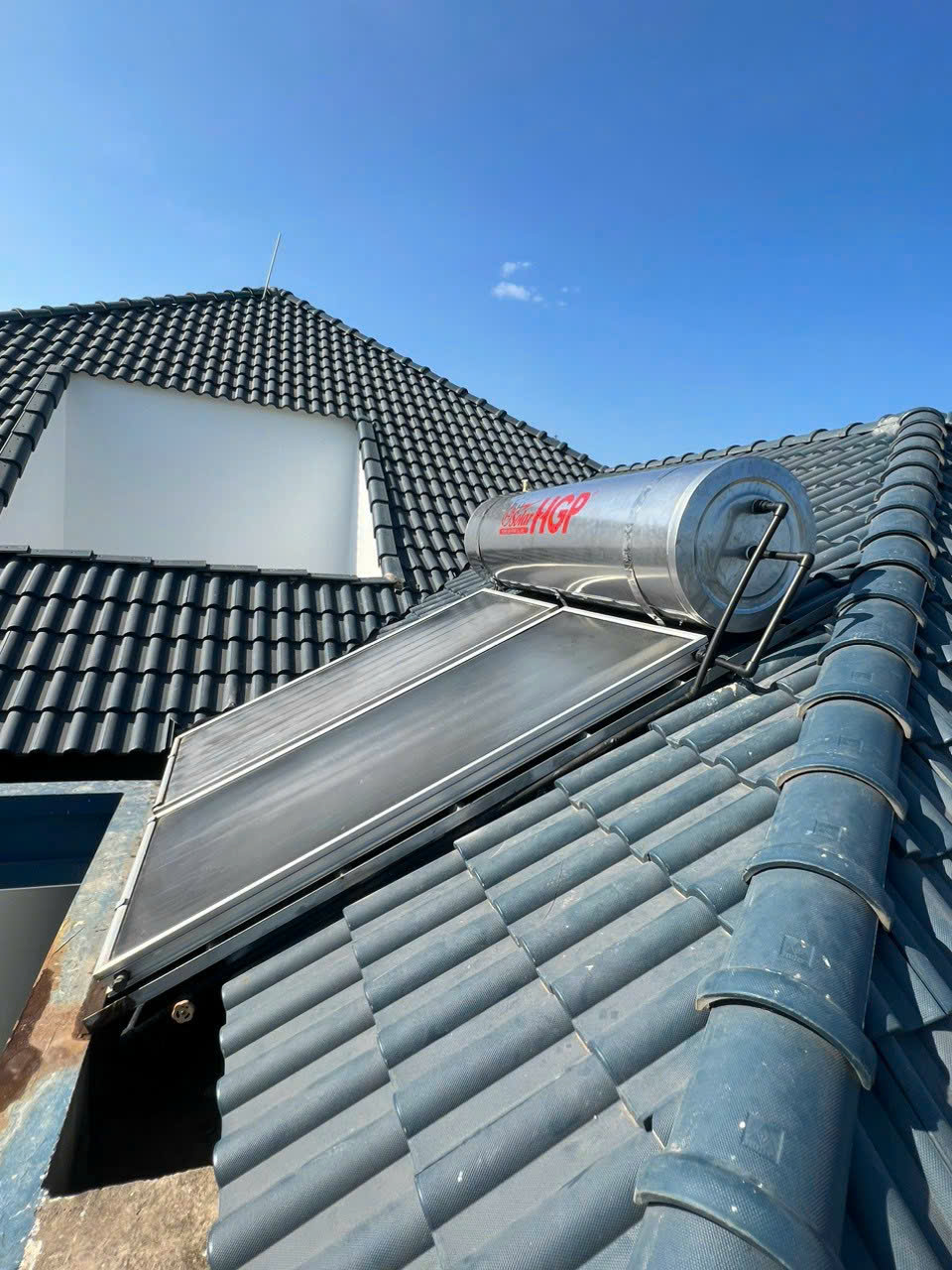 Giải pháp tiết kiệm chi phí khi sửa máy nước nóng NLMT tại Quận 7, HCM